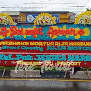 bunga papan gandeng dengan tambahan 3 mahkota bunga artificial