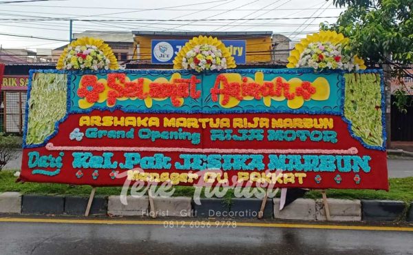bunga papan gandeng dengan tambahan 3 mahkota bunga artificial