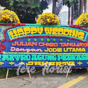 papan bunga gandeng dengan paduan 3 mahkota bunga segar