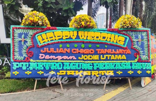 papan bunga gandeng dengan paduan 3 mahkota bunga segar