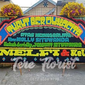 bunga papan gandeng Medan dengan tambahan 2 mahkota bunga artificial
