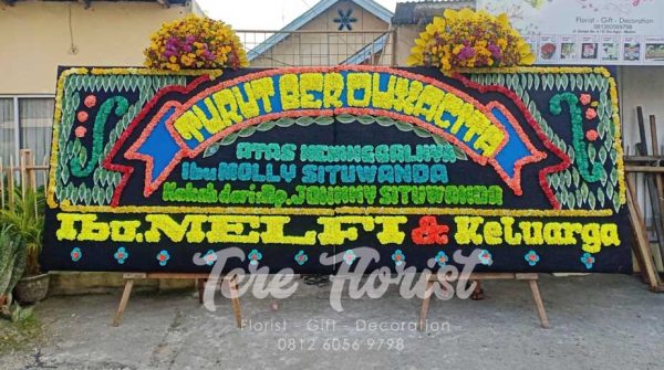 bunga papan gandeng Medan dengan tambahan 2 mahkota bunga artificial