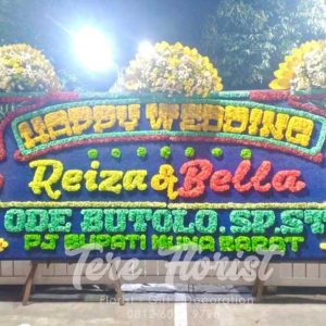 papan bunga Medan gandeng dengan paduan 3 mahkota bunga artificial