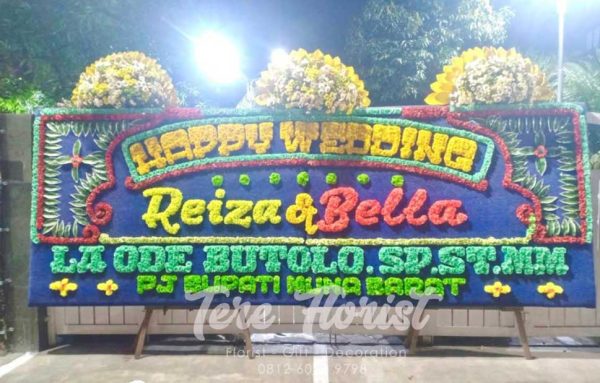 papan bunga Medan gandeng dengan paduan 3 mahkota bunga artificial