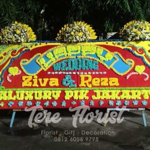 karangan papan bunga gandeng dengan tambahan 3 mahkota bunga segar