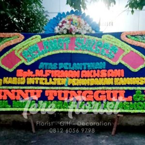 papan bunga gandeng dengan paduan 1 mahkota bunga artificial
