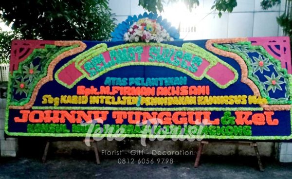 papan bunga gandeng dengan paduan 1 mahkota bunga artificial