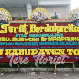 papan bunga Medan gandeng dengan tambahan 3 mahkota bunga artificial