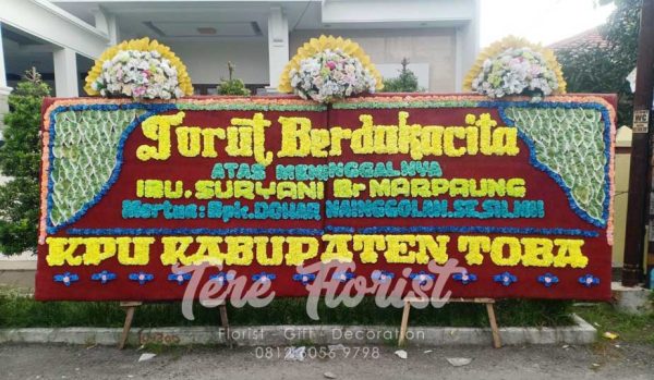 papan bunga Medan gandeng dengan tambahan 3 mahkota bunga artificial