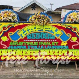 papan bunga gandeng dengan paduan 3 mahkota bunga segar
