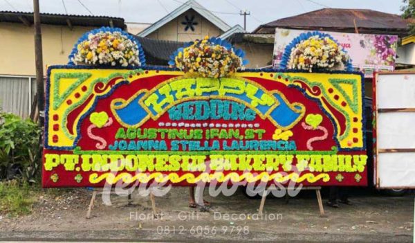 papan bunga gandeng dengan paduan 3 mahkota bunga segar