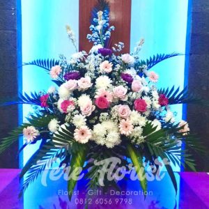 bunga meja altar di gereja