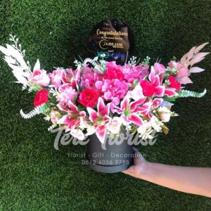 bunga meja dengan menggunakan bunga tiruan (artificial)