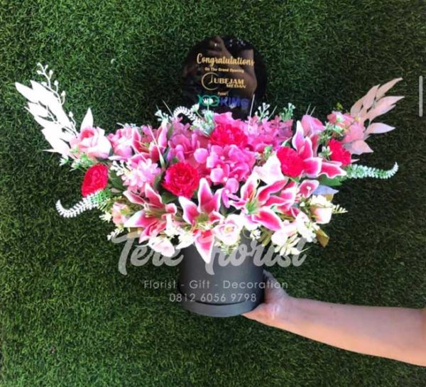 bunga meja dengan menggunakan bunga tiruan (artificial)