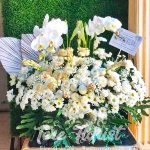 bunga meja dengan bahan bunga segar atau bunga hidup