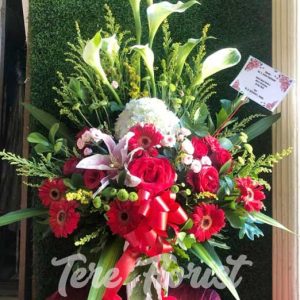 rangkaian bunga meja tamu memakai bunga segar atau bunga hidup