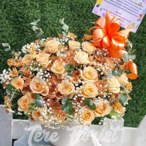 bunga meja dengan bahan bunga mawar segar