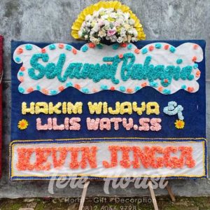 bunga papan single dengan tambahan 1 mahkota