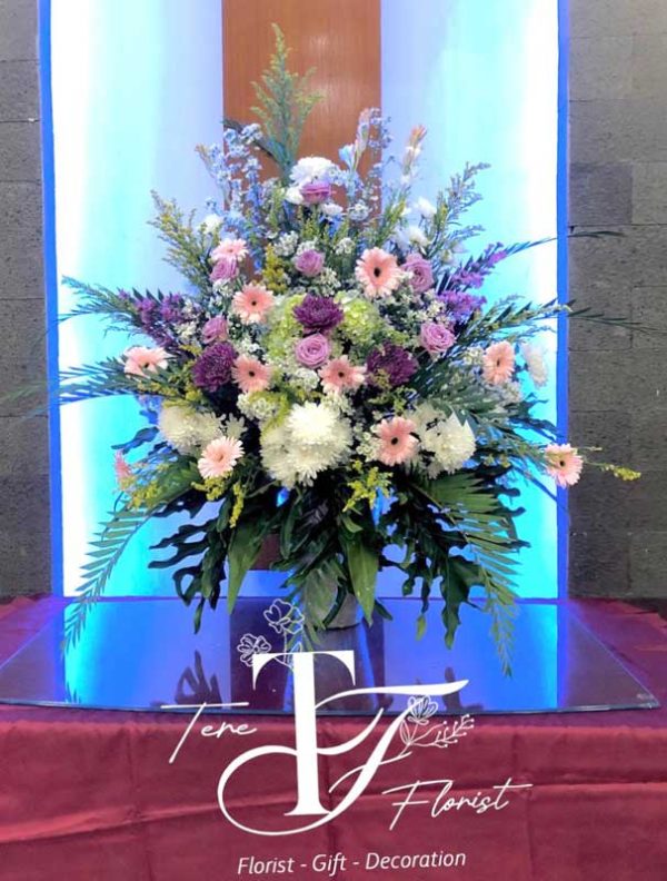 rangkaian bunga meja altar dengan bahan bunga segar