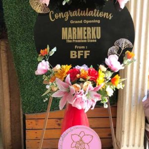 papan bunga akrilik ucapan selamat dengan latar warna hitam