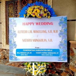 karangan bunga papan printing happy wedding