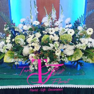 rangkaian bunga meja altar gereja