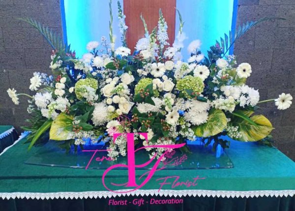 rangkaian bunga meja altar gereja