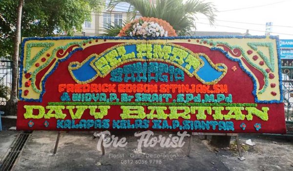 papan bunga gandeng dengan paduan 1 mahkota bunga artificial