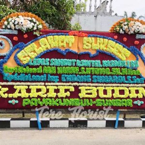 papan bunga gandeng dengan tambahan 2 mahkota bunga artificial