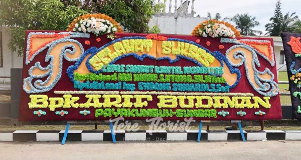 papan bunga gandeng dengan tambahan 2 mahkota bunga artificial