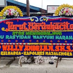 papan bunga gandeng dengan tambahan 2 mahkota artificial