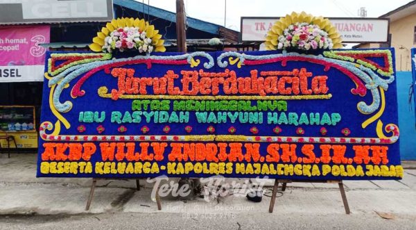 papan bunga gandeng dengan tambahan 2 mahkota artificial