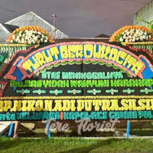 karangan papan bunga gandeng dengan paduan 2 mahkota bunga segar