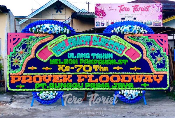 papan bunga Medan gandeng dengan paduan 4 mahkota bunga artificial