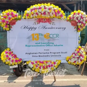 Papan Bunga Printing Happy Anniversary 6 Mahkota Bunga Segar